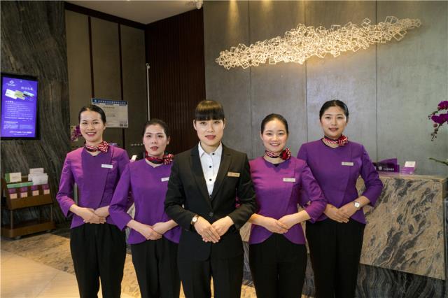 1-2、中青旅山水酒店 前臺(tái)服務(wù)員.jpg 1-2、中青旅山水酒店 前臺(tái)服務(wù)員.jpg
